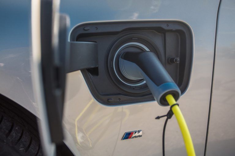 Eindruck: Der Hightechantrieb passt exzellent zur Luxuslimousine. Auch wenn die 2,5 Liter Normverbrauch in der Praxis eher theoretischer Natur sind: Für einige Kilometer kann der 7er rein elektrisch bewegt werden. Und das hat schon was.