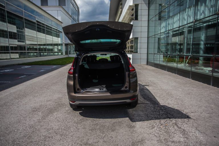 Eindruck: Der Renault Grand Scenic bietet ein sehr großzügiges Platzangebot. Der Laderaum ist höchst variabel. Zudem gibt es zahlreiche Ablagemöglichkeiten. Der Motor ist kraftvoll, allerdings nicht sonderlich antrittsstark. Komfortables Fahrwerk.