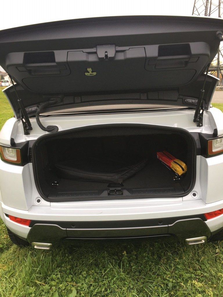 Eindruck: Was uns überrascht hat: der offene Evoque ist weder als SUV schlecht noch als Cabrio. Alles andere als ein Kompromiss. Unbestritten ist die spektakuläe Optik. Einzige Schwäche: der kleine Kofferraum mit schmaler Öffnung.