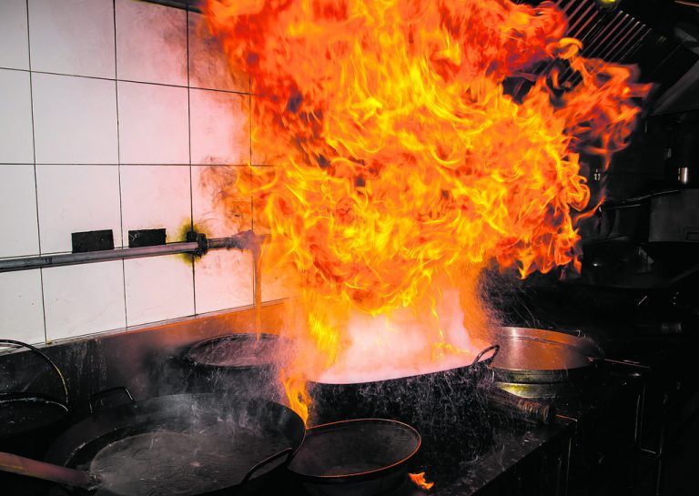 Eine Feuerlöschdecke in der Küche kann einen Brand ersticken. Foto: Shutterstock