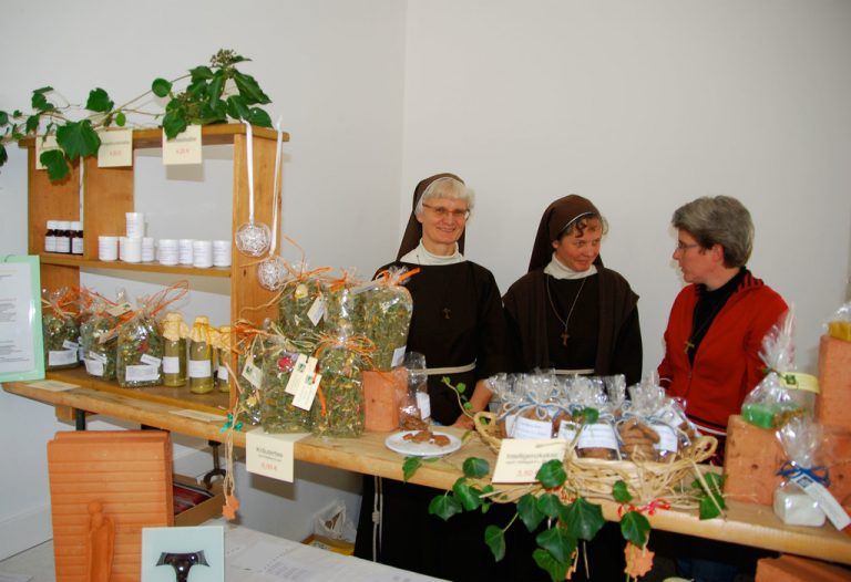 Eine reiche Auswahl an eigenen Produkten aus der Kreativwerkstatt und Klosterküche werden beim Klostermärktle angeboten. foto: vn-archiv