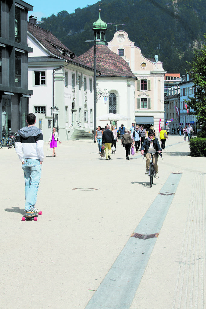 Eine schöne Abfolge: Das KUB-Café, das Kornmesser-Restaurant, die Nepomukkapelle und als Abschluss das Stadthaus mit der prächtigen Fassade, die dem Platz zugewandt ist.