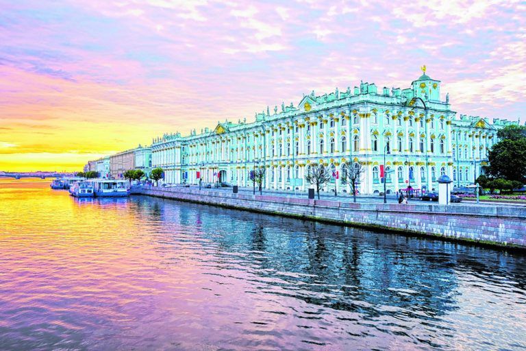 Eine Stadt am Wasser: Auch die Eremitage ist wunderschchön am Fluss gelegen.Fotos: Shutterstock