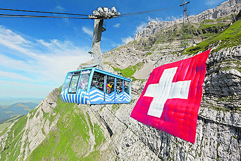 eine unvergessliche Zeit abseits der Hektik auf dem Säntis 
            „Komm rauf. Kannst runterschauen!“ - Fast schwerelos gleitet man in zehn Minuten mit der Bahn hinauf zum Säntisgipfel auf 2.502 Meter. Von dort bietet sich eine atemberaubende Aussicht über sechs Länder. Genauso grenzenlos wie der Weitblick sind die Möglichkeiten, die sich den Ausflüglern am Säntis und der Schwägalp bieten. Von der wettergeschützten Aussichtshalle bis zum neuen Terrassenrestaurant, vom schwindelerregenden Gipfelweg bis zur gemütlichen Wanderung. Der Gipfel des Säntis ist ein Ort der Begegnung. Neu ist in diesem Jahr die Erlebniswelt „Säntis – der Wetterberg“.