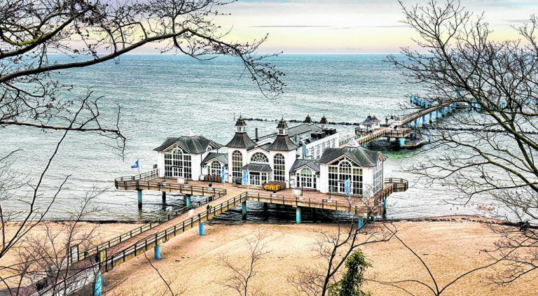Eine von Villen gesäumte Prachtstraße führt bis zur bezaubernd schönen Selliner Seebrücke. Fotos: Shutterstock (3)