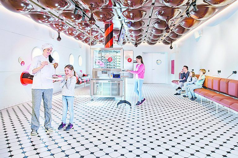 eine welt voller schokolade in maestrani‘s chocolarium 
            Maestrani‘s Chocolarium in Flawil bei St. Gallen ist die einzige Schweizer Schokoladenfabrik, die Besucher ins Herzstück der Produktion eintreten lässt – und ihnen dabei verrät, wie das Glück in die Schokolade kommt. Hier begibt man sich auf eine süße Reise - inklusive Einblick in die Live-Produktion. Naschen selbstverständlich erwünscht. Auf die kleinen Schocki-Fans wartet „Globis Schoggierlebnis“ – die berühmte Schweizer Kinderfigur erklärt den Kindern auf spielerische Weise die Schokoladenherstellung. Im großen Schoggi-Shop kann Süßes nach Herzenslust eingekauft werden.