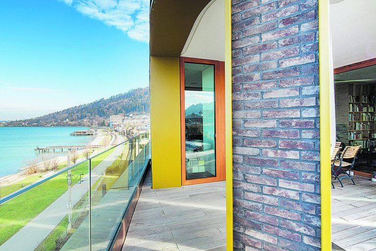 Einen unverstellten Blick zum See von jeder der 25 Wohnungen bzw. Büros aus zu garantieren, war ein zentrales Anliegen von Architekt Dietmar Eberle. Am besten von den unterschiedlich großen Terrassen bzw. Loggien aus.