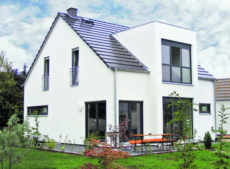 Einfamilienhaus. Die Zahl der Ein- und Zweifamilien-häuser ist im Bundesland Vorarlberg bekanntlich besonders hoch. Neben dem Einzelhaus sind Eigentumswohnungen besonders gefragt. Fotos: Bayerische Hausbau / immowelt.de / Shutterstock