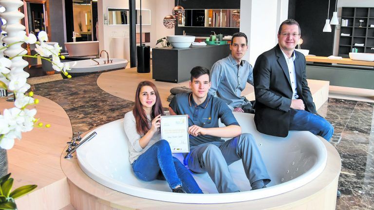 Einfühlungsvermögen. Mit gegenseitiger Unterstützung und großem Engagement setzt das 2001 gegründete Unternehmen Traumlösungen im Bäderbereich um. Das gelingt auch durch viel Einfühlungsvermögen und eine respektvolle Beziehung gegenüber den Kunden.