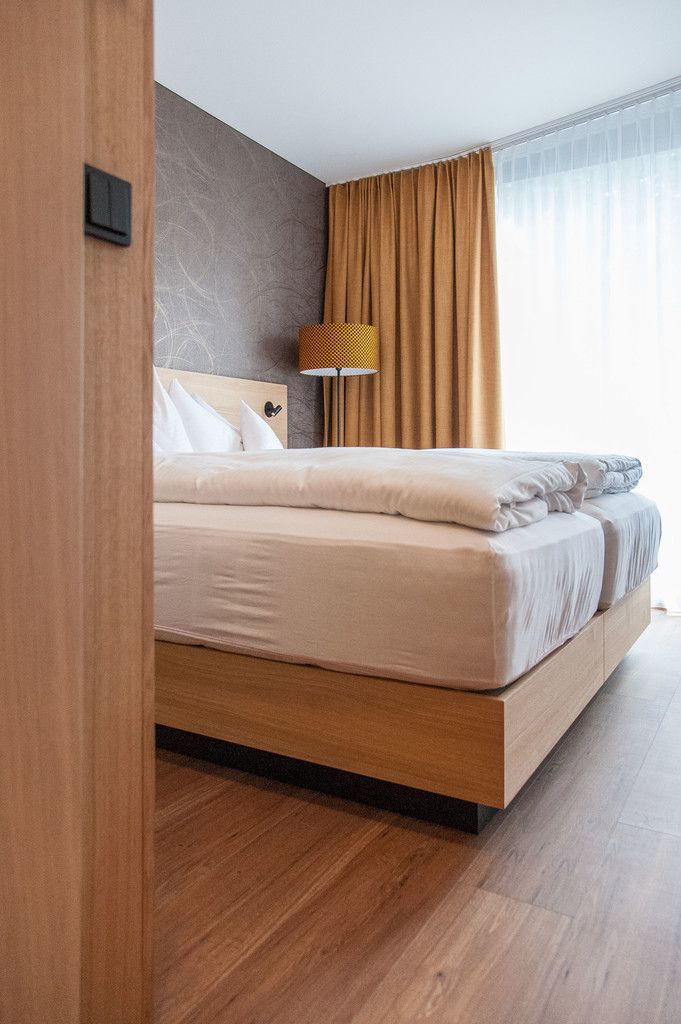 Eingangsbereich, Fuß-boden und Möbel: endlich Holz in Sicht. Alle Zimmer sind selbstverständlich barrierefrei.