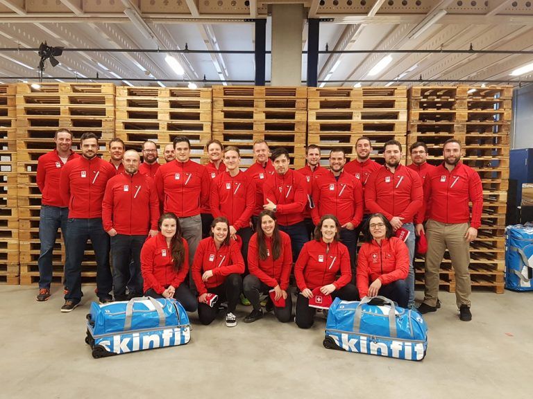 Einkleidung Für Skinfit ist es ein Novum in der Firmengeschichte. Die gesamte Schweizer Bob- und Skeletonmannschaft wird in Südkorea Sportbekleidung der Koblacher Firma Skinfit tragen. Man sei stolz, dass sich das Team für die Funktionsmode von Skinfit entschieden habe. Firma