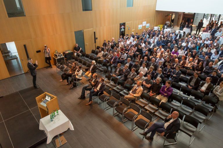 Einmal mehr wurde die innovation)night zum Treffpunkt der Vorarlberger Unternehmerschaft. Fotos: VN/Paulitsch