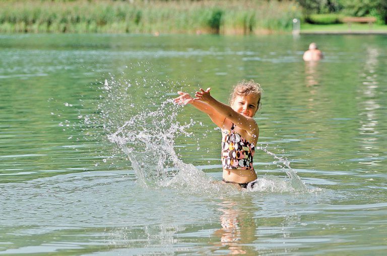 eintauchen in die natur im 
            
              Naturbad untere Au in Frastanz
            Das Naturbad in Frastanz hat alles, was zu einem unbeschwerten Familien-Badetag gehört: einen 16.000 Quadratmeter großen Badesee mit ausgezeichneter Wasserqualität, Kinderbereiche mit Sandstrand, Schwimmstege, Sprungturm, 40 Meter lange Seilbahnrutsche, Kinderspielplatz, Beachvolleyballplatz, Schlauchbootverleih, Kneippanlage und Slackline-Park. Das Wasser wird aus dem Grundwasserstrom des Walgaus gespeist und regelmäßig kontrolliert. Nach dem Badespaß bieten die Liegewiesen viel Platz zur Entspannung. Wunderbar „abhängen“ können die Badegäste in den Hängematten.