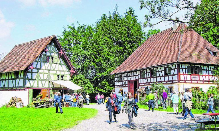 Eintauchen in Geschichte und bäuerliche Welten im Freilichtmuseum in Wolfegg Vor Ort erleben, was Opa und Oma erzählen – in den sechzehn historischen Bauernhäusern des Bauern­hausmuseums Allgäu-Oberschwaben Wolfegg bekommen Geschichten eine Kulisse. Kinder machen sich auf die Spuren ihrer Vorfahren, können sich auf dem Gelände austoben und mit den vielen – teilweise freilaufenden – Tieren auf Kuschelkurs gehen. Mit dem großen museumspädagogischen Angebot können Kinder ihr Wissen erweitern und die Geschichte der Region spielerisch erkunden.