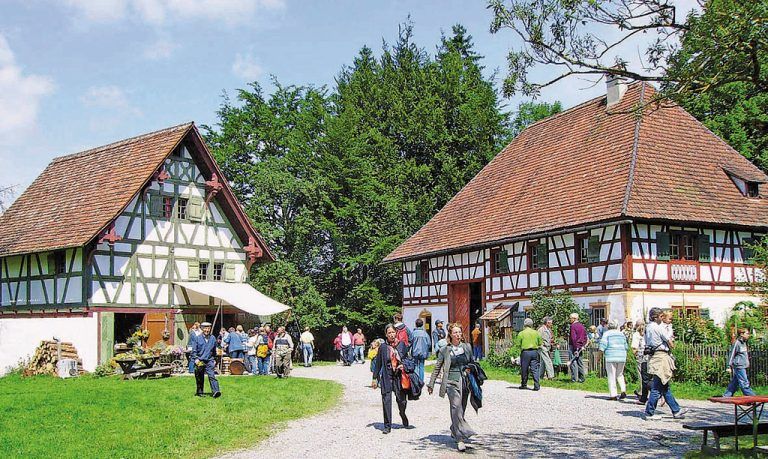 eintauchen in Geschichte und 
            
              Bäuerliche Welten in wolfegg
            16 historische Museumshäuser sind das Herzstück des Bauernhaus-Museums Allgäu-Oberschwaben in Wolfegg. Seit über 40 Jahren ist das Museum ein lebendiger Ort mit vielfältigen Veranstaltungen, wie etwa dem Museumsfest am letzten August-Wochenende oder dem großen Eseltreffen im September. In den Schulferien ziehen die Ferienprogramme mit Angeboten für Kopf, Herz und Hand Kinder verschiedener Altersgruppen an (immer Dienstag und Donnerstag). Jeden Samstag locken die Angebote im Rahmen der neuen Familiensamstage die Besucher in das Bauernhaus-Museum in Wolfegg.