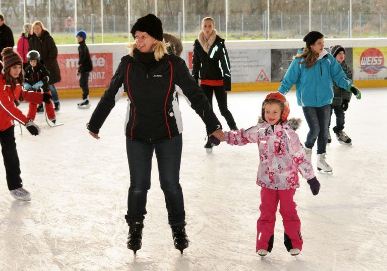 Eislaufen am BodenseeEs gibt wohl kaum eine schönere Kulisse, um seine Runden auf dem Eis zu drehen, als am Harder Seeufer. Möglich ist dies jeden Nachmittag ab 14 Uhr sowie vormittags außer Mittwoch und Samstag ab 9.30 Uhr.