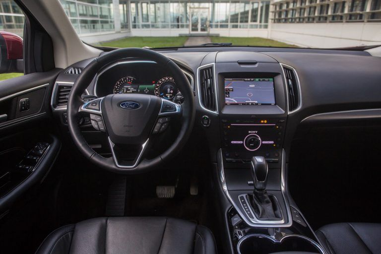 Elegant-ergonomisch gestaltetes Edge-Cockpit.