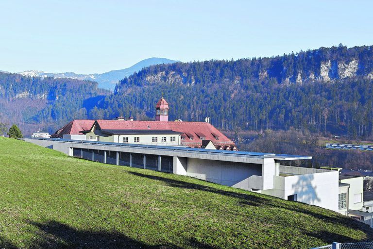 Elegant schmiegt sich der Sonderklassentrakt an den Hang.