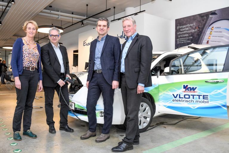Elektroauto mit Fahrgemeinschaft, v. l.: Projektleiterin Ulrike Amann, Allmende-Obmann Jochum-Müller, Martin Seeberger (VKW) und Umweltlandesrat Erich Schwärzler. Lerch