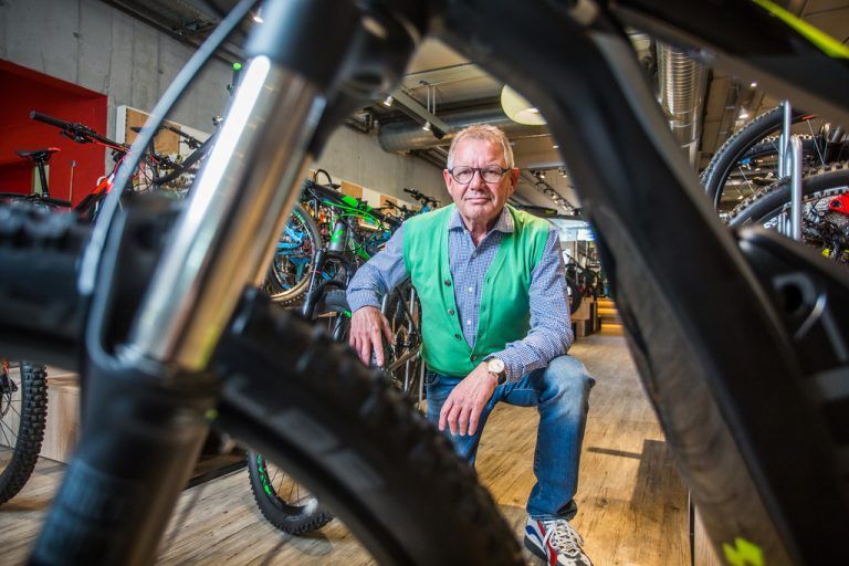 Elektrobikes sind immer noch der große Trend im Sportartikelhandel. Mehrheitseigentümer Erhard Fischer ist selbst begeisterter Sportler. Fotos: VN/Steurer