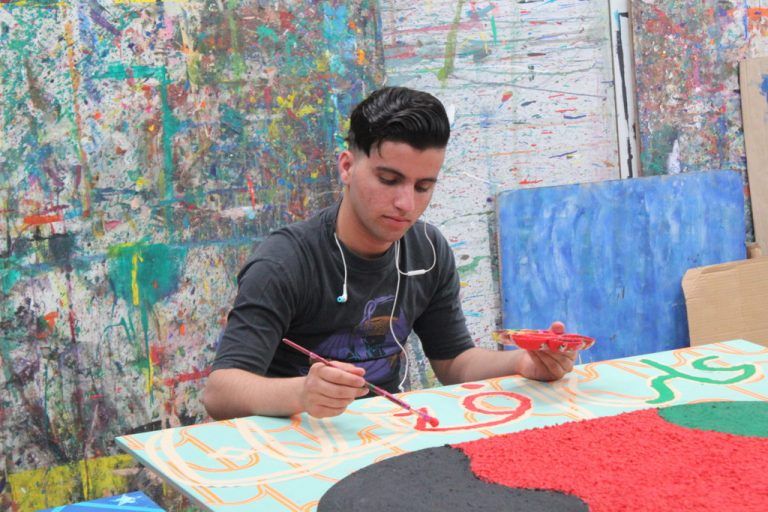 Elf jugendliche Flüchtlinge aus der Caritas-Wohngemeinschaft „Haus Said“ in Bregenz haben großformatige Bilder erarbeitet.