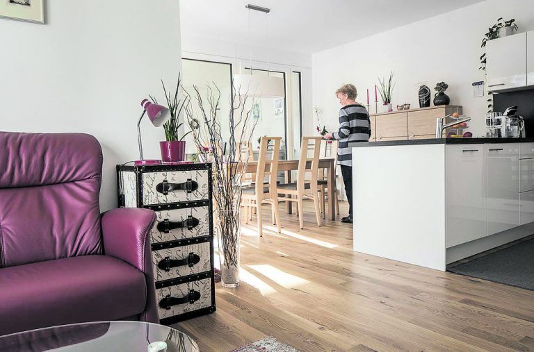 Elfriede Braschnig genießt ihre neue, helle Dreizimmerwohnung, die trotz ihrer zentralen Lage wunderbar ruhig und durch einen Lift bequem erschlossen ist.