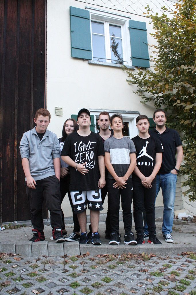 Elias, Nadja, Mase, Ugur, Alexander und Metin mit K9-Leiter Fatih Kati.