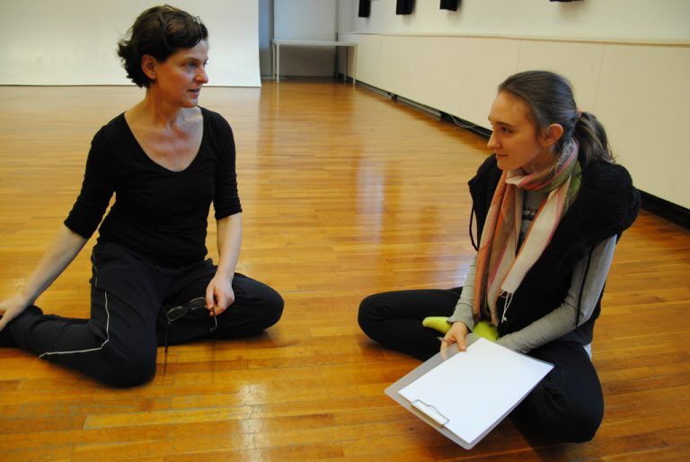 Elisabeth Koch vom Wahlpflichtfach Kulturmanagement im Gespräch mit Brigitte Walk, der Leiterin von walktanztheater.com.