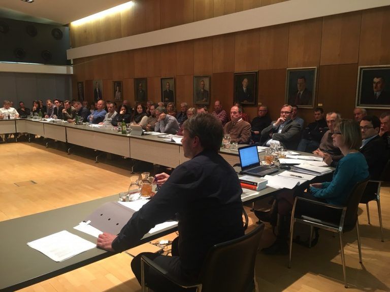 Entscheidende Abstimmung. Die öffentliche Sitzung mit dem Hauptthema Ikea (vorne Bgm. Fischer) war sehr gut besucht. Foto: VN/sca