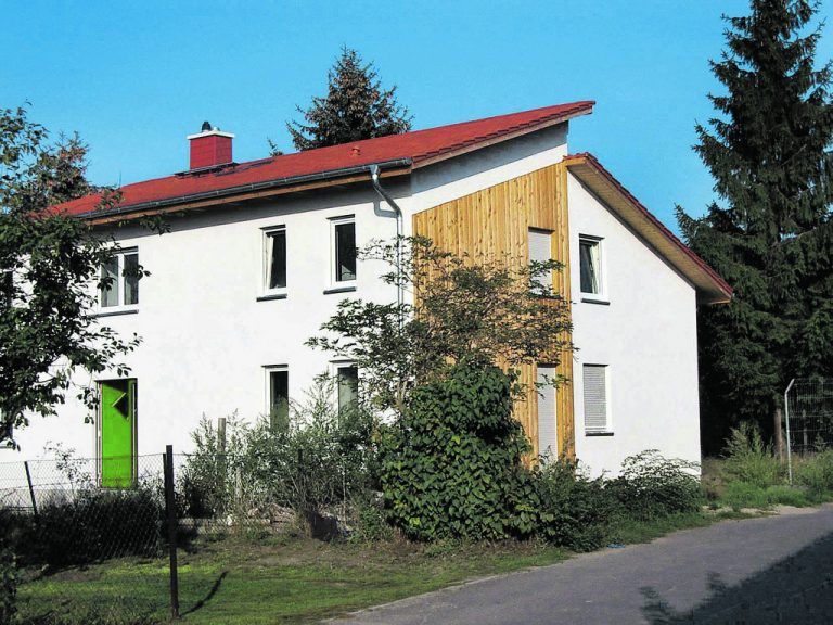 Entscheidungsfindung Wer sich nicht sicher ist, ob er sein Haus verkaufen oder behalten möchte, ist beim Fachmann gut beraten. Fällt die Entscheidung auf den Verkauf, müssen auf jeden Fall die erforderlichen Unterlagen bereitliegen. Foto links: Hartmut910_pixelio.de