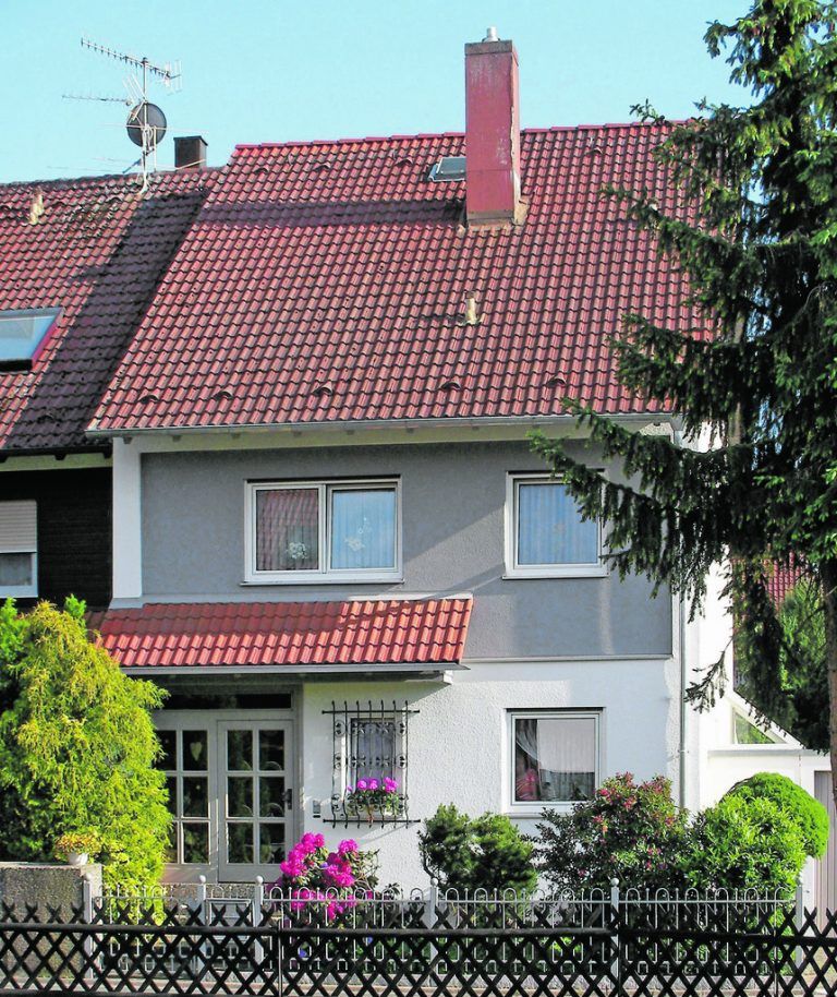Entscheidungsfindung Wer sich nicht sicher ist, ob er sein Haus verkaufen oder behalten möchte, ist beim Fachmann gut beraten. Fällt die Entscheidung auf den Verkauf, müssen auf jeden Fall die erforderlichen Unterlagen bereitliegen. Foto links: Hartmut910_pixelio.de
