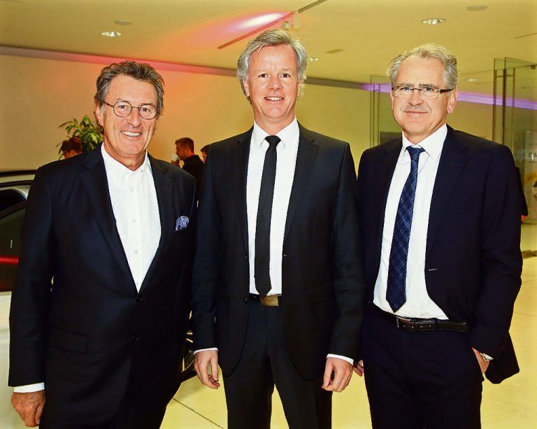 Ernst Le Duigou (l.) mit Spitalsdirektor Gerald Fleisch sowie Vorstands­direktor Christof Germann.