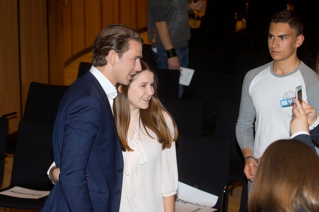 Ein junger Mann und viele Fans. Vor allem weibliche. So ist das <br/>bei Sebastian Kurz.