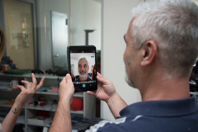 Erwachsene testen gemeinsam mit den GameGuides mit viel Freude Apps und Spiele. Fotos: SUPRO