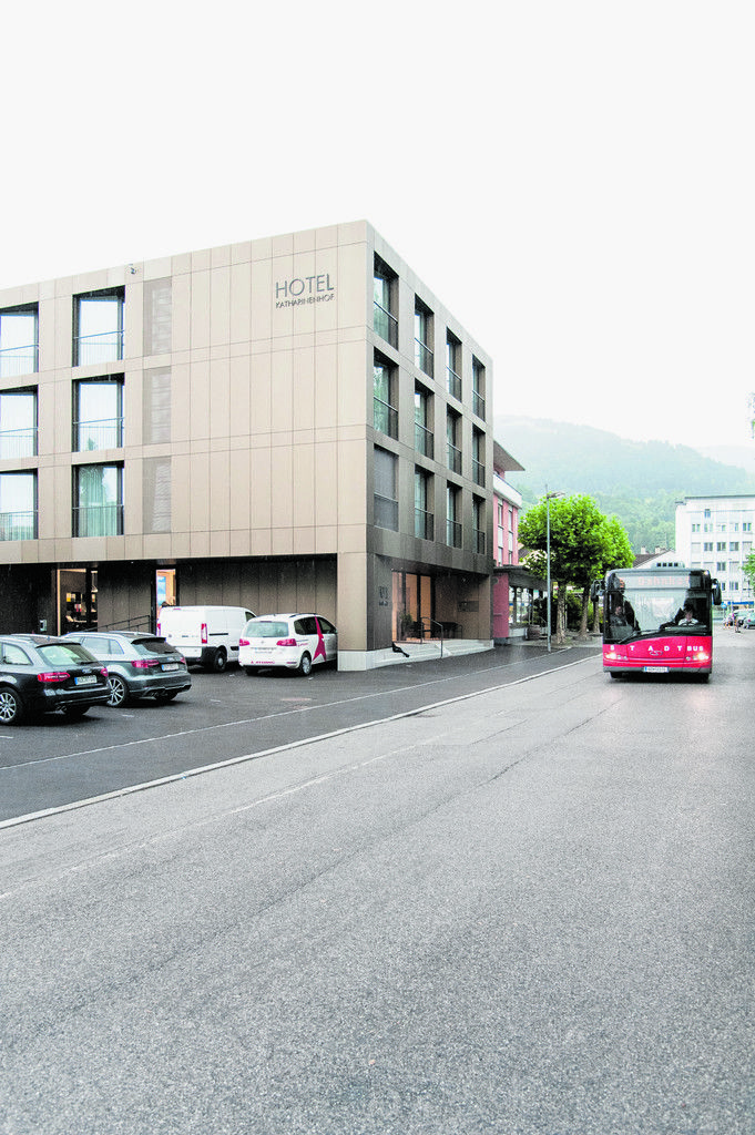 Erweiterung Der Hotelneubau lässt das alte Haus in den Hintergrund treten. Durch einen Winkel in der Verglasung gehört zu jedem Gästezimmer eine Balkonsituation.