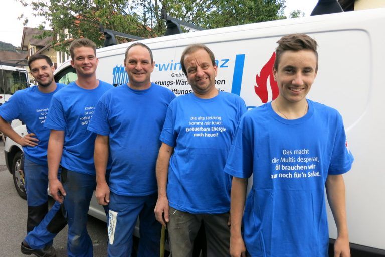 Erwin Künz Das Team freut sich sehr über den neuen Lehrling Tobias Federer, der den Lehrberuf des Installations- und Gebäudetechnikers erlernen wird. Im Bild (r.) mit Manfred Kern, Michael Mohr, Jakob Diem und Roman Santej.