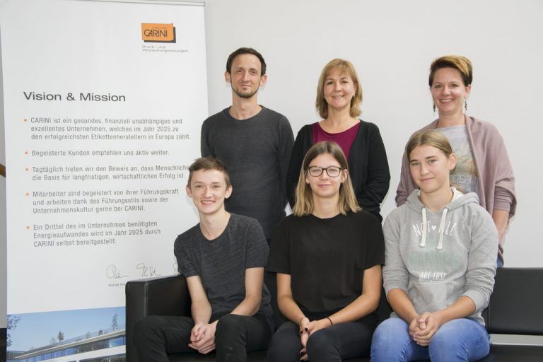 Etiketten carini Die Ausbildung ist ein wichtiger Bestandteil der Unternehmenskultur. Im „Ausgezeichneten Lehrbetrieb“ haben heuer vier Jugendliche die Lehre zur Bürokauffrau, zum Druckvorstufentechniker und zum Drucktechniker begonnen.