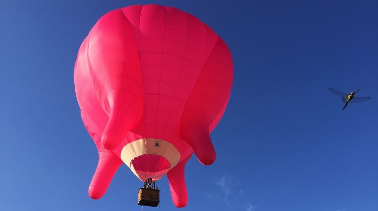 Gestern Abend stieg der pinke Heißluftballon am Bregenzer Seeufer in die Luft. STEPHAN MICHEL