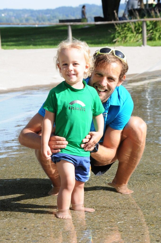 Ex-Triathlon-Profi Dominik Berger mit seinem Sohn Samuel, der sich ebenso gerne wie sein Papa im Wasser bewegt. Foto: akp