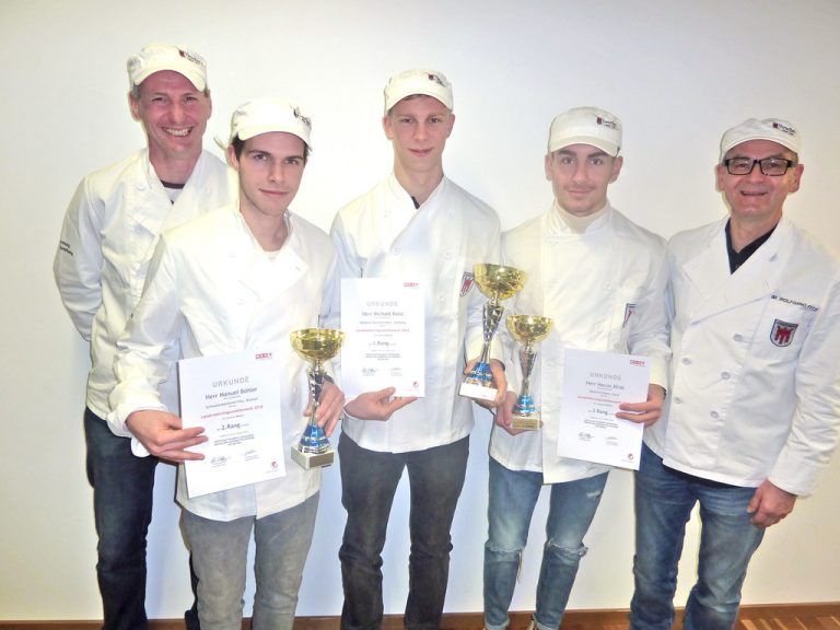 Fachlehrer und Lehrlingswart Martin Broger, Manuel Böhler (2. Platz), Sieger Michael Künz, Harun Altas (3. Platz), Innungsmeister Wolfgang Fitz. Innung