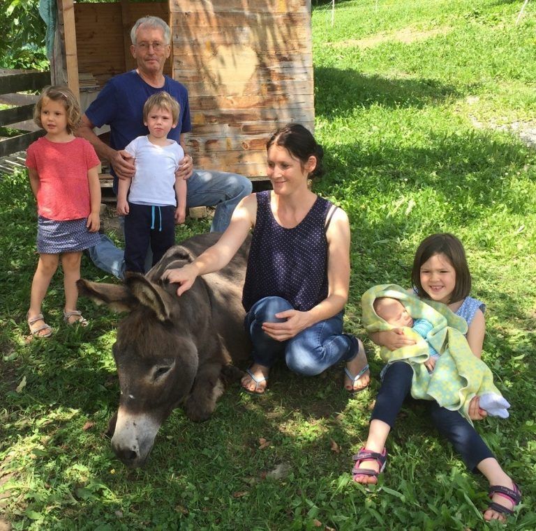 Familie Afra-Maria Rauch
            Beruflicher Umgang: Viel hofeigene Einstreu und lange Alpung für die Schlinser Hochlandrinder in Mutterkuhhaltung.