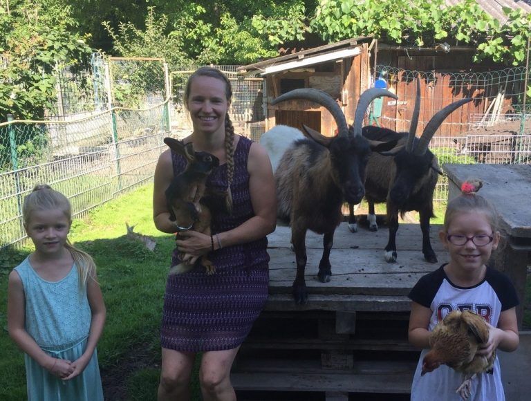 Familie Birgit Wedl
            Ehrenamt. In Feldkirch fühlen sich Kleinpferde, Ziegen, Kaninchen, Hühner, Bienen und die zehnjährige „Henne Frank“ wohl.