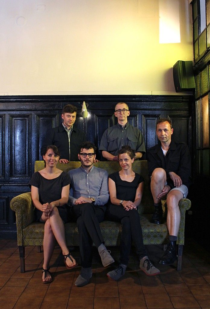 Familie Lässig: Boris Fiala, Gunkl, Cathi Priemer, Manuel Rubey, Clara Luzia und Gerald Votava. f. lässig
