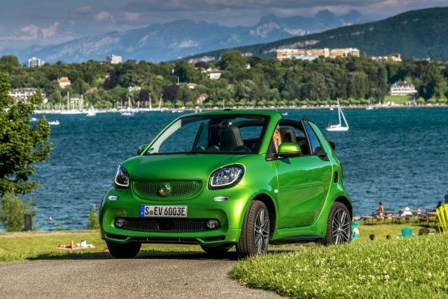 Farbtupfer mit umweltfreundlichem Elektroantrieb: Smartes Cabrio für zwei mit hohem Lifestyle-Faktor.Fotos: werk