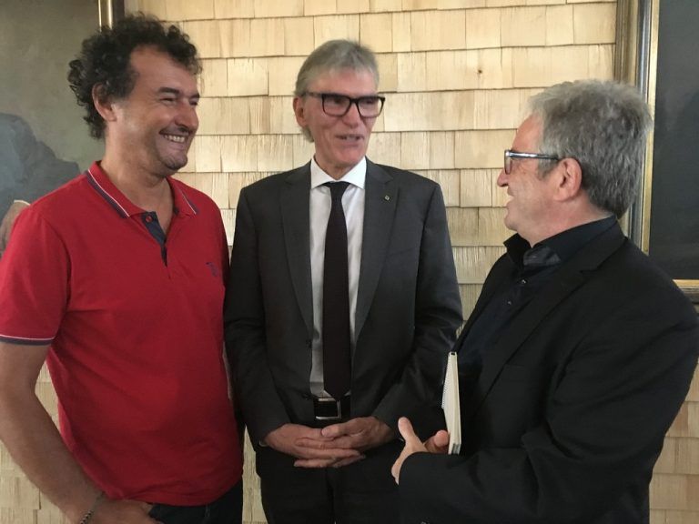 „Fast zufrieden“: Holzbau-Kunst-Obmann Herbert Brunner, Raiffeisen-Chef Wilfried Hopfner und Holzbau-GF Matthias Amann. Foto: VN/sca