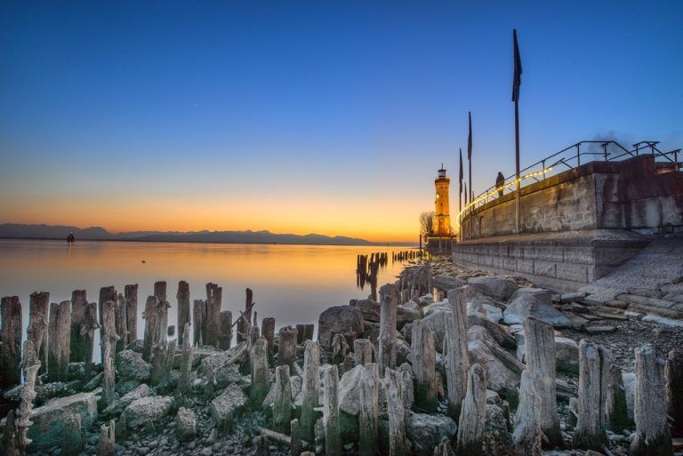 Faszinierende Abendstimmung am trockenen Ufer in Lindau. Foto: VN