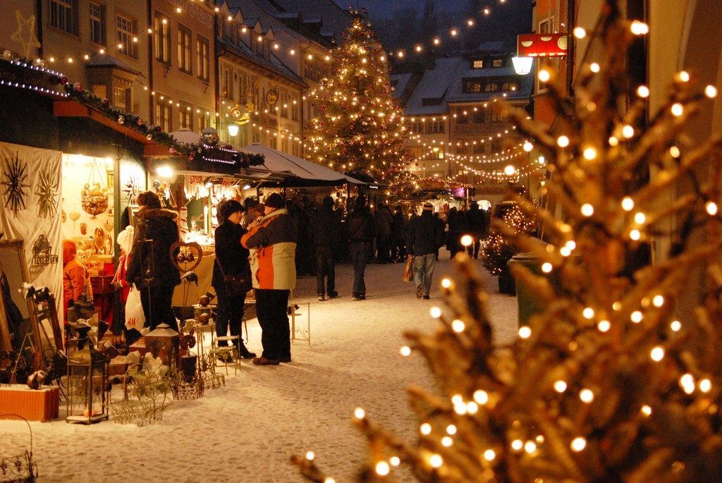 Am Wochenende ­werden überall die Weihnachtsbeleuchtungen eingeschaltet.