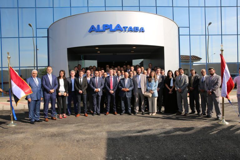 Festtag in Madinat al-Ashir min Ramadan. Eröffnung des neuen Werkes. Unten: Pharmaverpackungen von Alpla. Foto: Firma