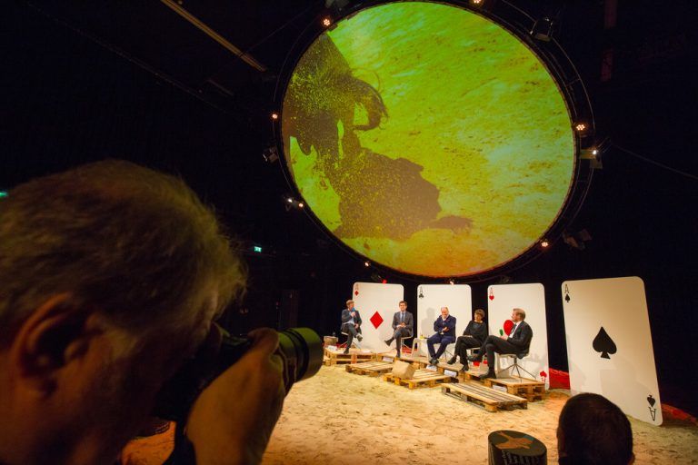 Das Ambiente der Programmpräsentation lässt erwarten, dass Spielkarten bei „Carmen“ eine Rolle spielen.