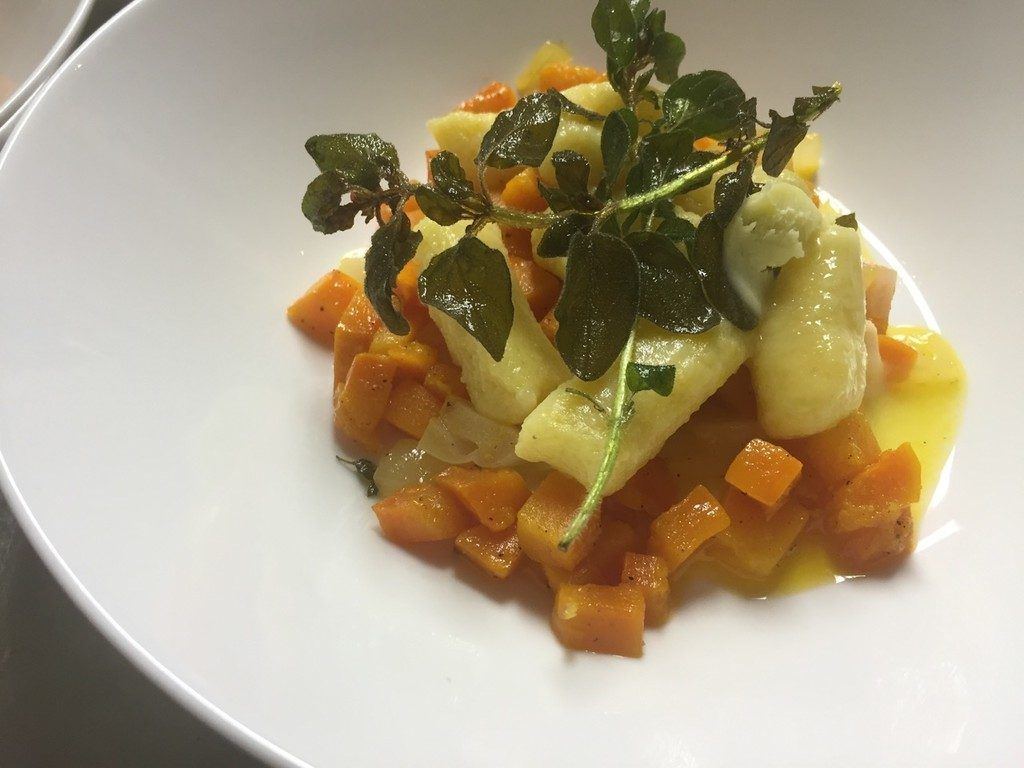 Gnocchi mit Kürbis mit Zwiebeln und Oregano